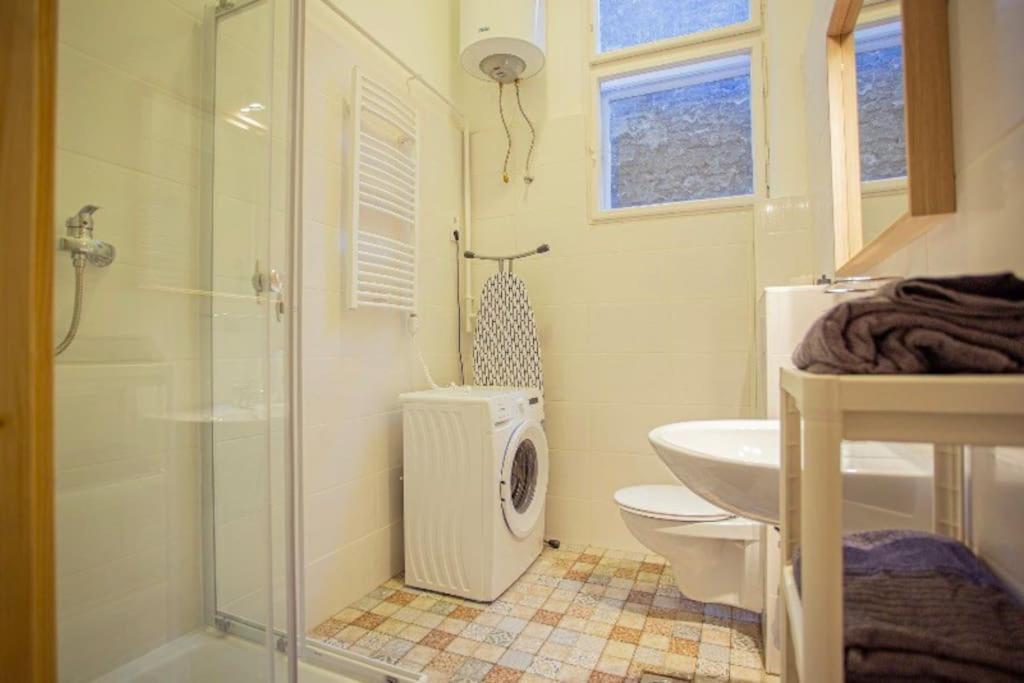 Cosy 2 Bedroom Flat In Akacfa St., Sol Budapest Esterno foto