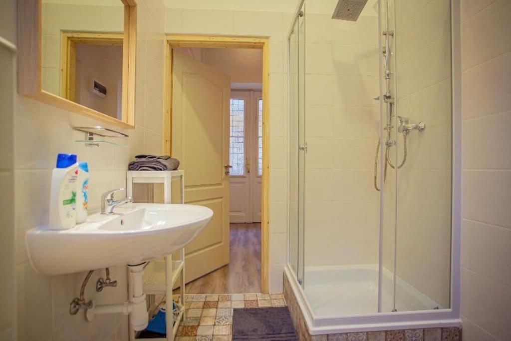 Cosy 2 Bedroom Flat In Akacfa St., Sol Budapest Esterno foto